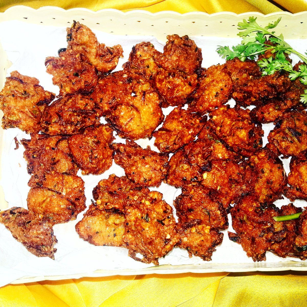 muniamoon5's tweet image. 👉 youtu.be/svq5fDNlul8 👈 মুচমুচে পেঁয়াজি। এই রমজানে Crispy পেঁয়াজির authentic স্বাদ পেতে click করুন উপরের link এ।এবং দেখুন কিভাবে ঘরে  বসে  perfect ভাবে  পেঁয়াজি তৈরি করবেন।