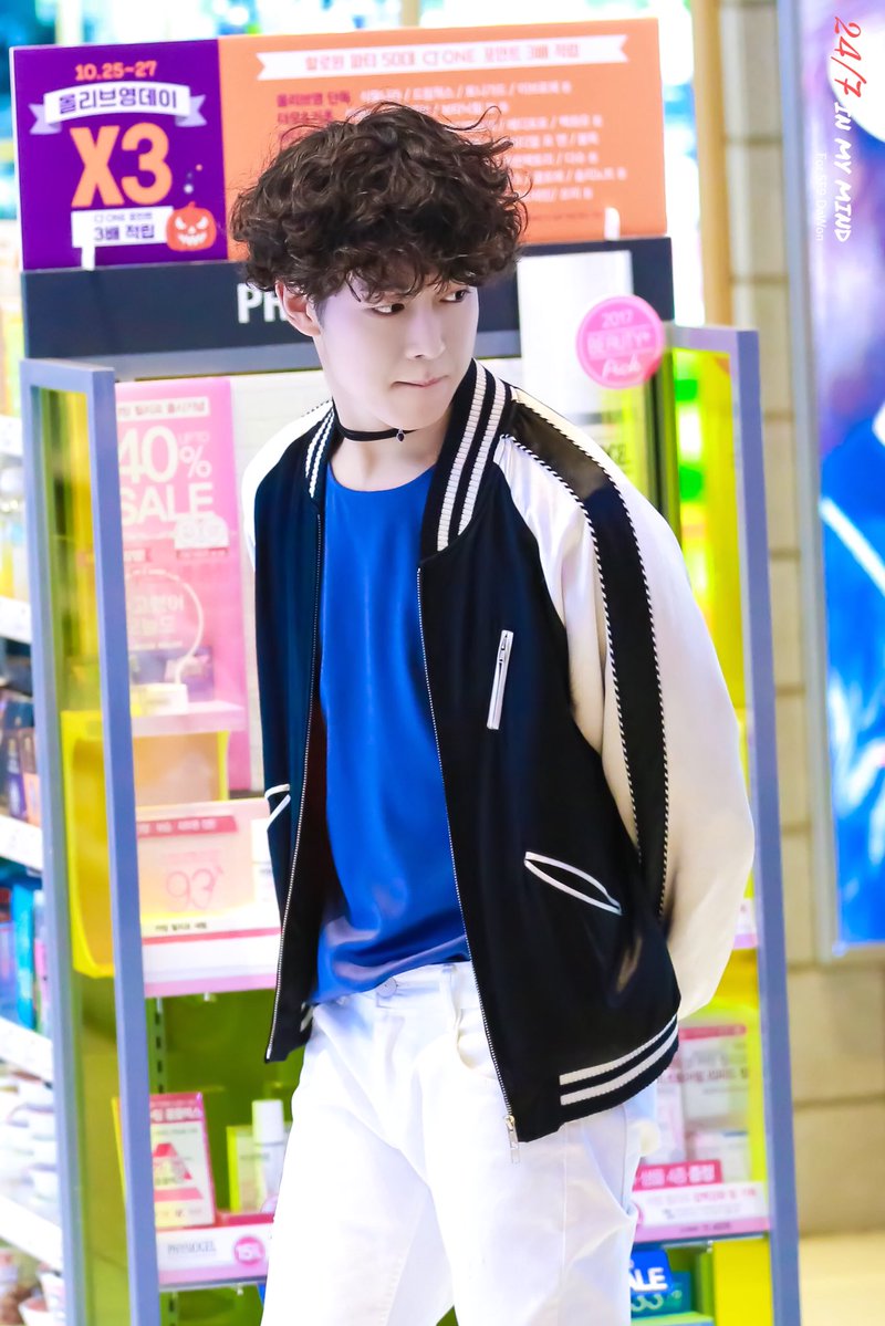 kaydawonie's tweet photo. When you admire your hyung's fashion a little too much hahaha they both look amazing i cannot 😭 https://t.co/fIYskmGOac