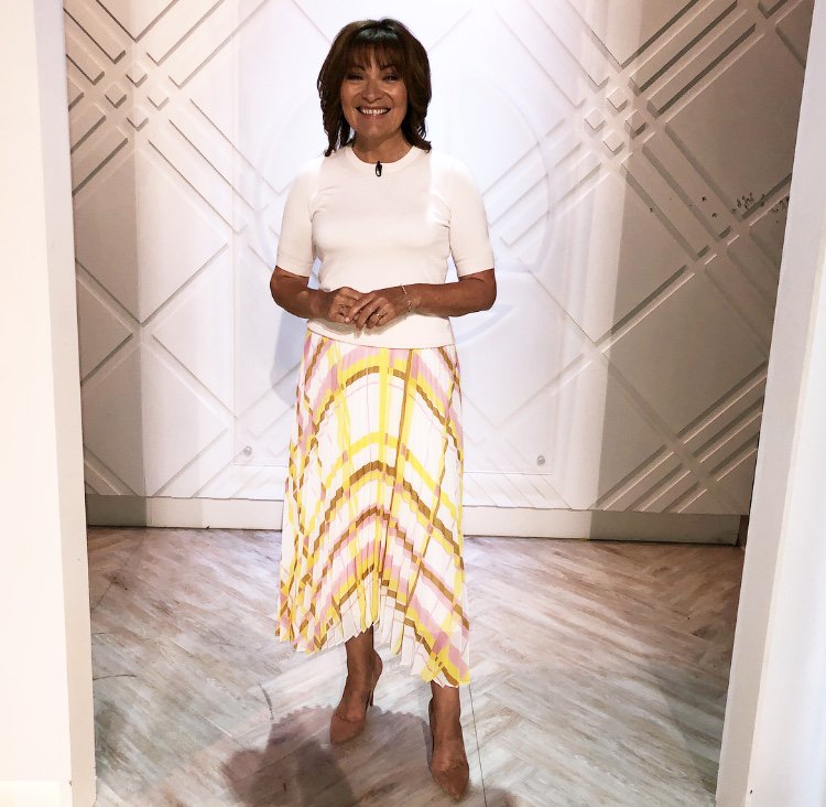 lorraine's tweet photo. Steal @reallorraine's Tuesday style π
Top | @ZARA
Skirt | @massimodutti
Shoes | @OfficeShoes
#OOTD #GetTheLook #PresenterStyle https://t.co/3wzdfgQhhP
