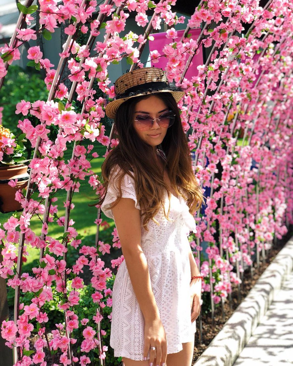 cloud_celebrity's tweet image. Kate ♏️💍 Как же тут хорошо🌸🌸🌸 #mayfest2018 #rixossungate