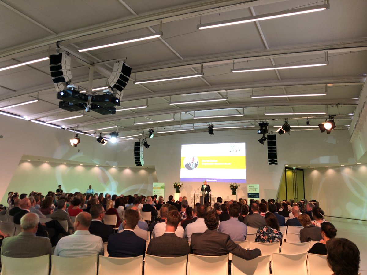 OlsthoornSander's tweet photo. Een volle zaal en de aftrap van burgemeester van Zanen: congres #DiagnoseVoeding is begonnen! https://t.co/nTVL09DqGT