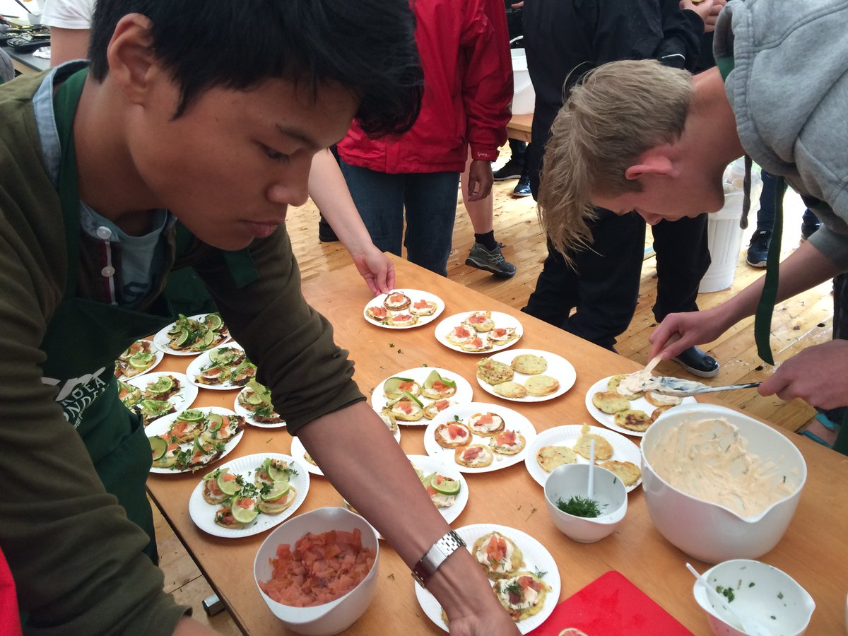 Vi arbejder for børn og unges sundhed og tro på egne evner. Det gør vi i de næste 3 år sammen med de fødevarefaglige erhvervsuddannelser, hvor vi mixer videnskab og madhåndværk. @Nordeafonden : TAK for den nye bevilling, der gør det muligt. ow.ly/d56u30k7gBD #dkfood#smag