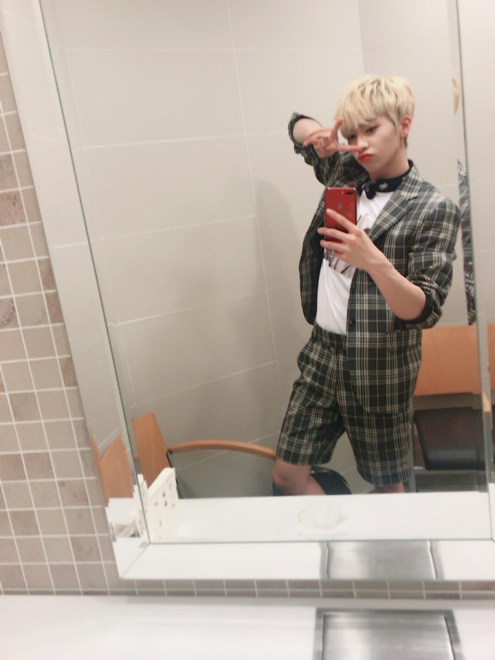 UP10TION's tweet photo. [#샤오] 거울이랑 놀기 https://t.co/eNC3YYuOeI