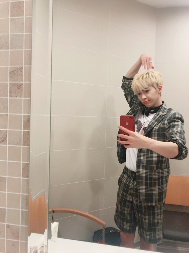 UP10TION's tweet photo. [#샤오] 거울이랑 놀기 https://t.co/eNC3YYuOeI