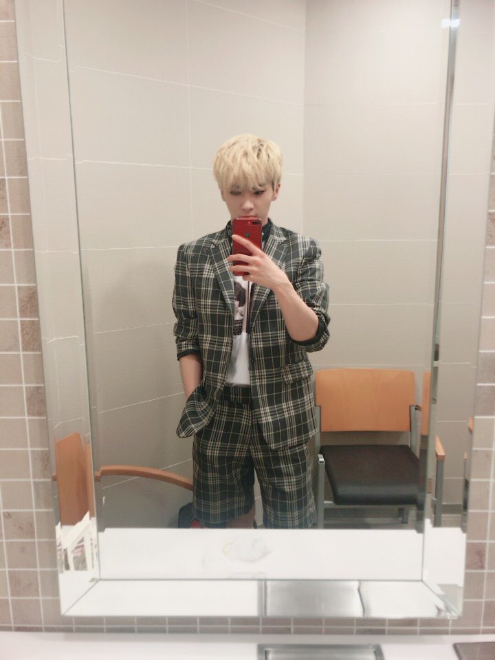 UP10TION's tweet photo. [#샤오] 거울이랑 놀기 https://t.co/eNC3YYuOeI