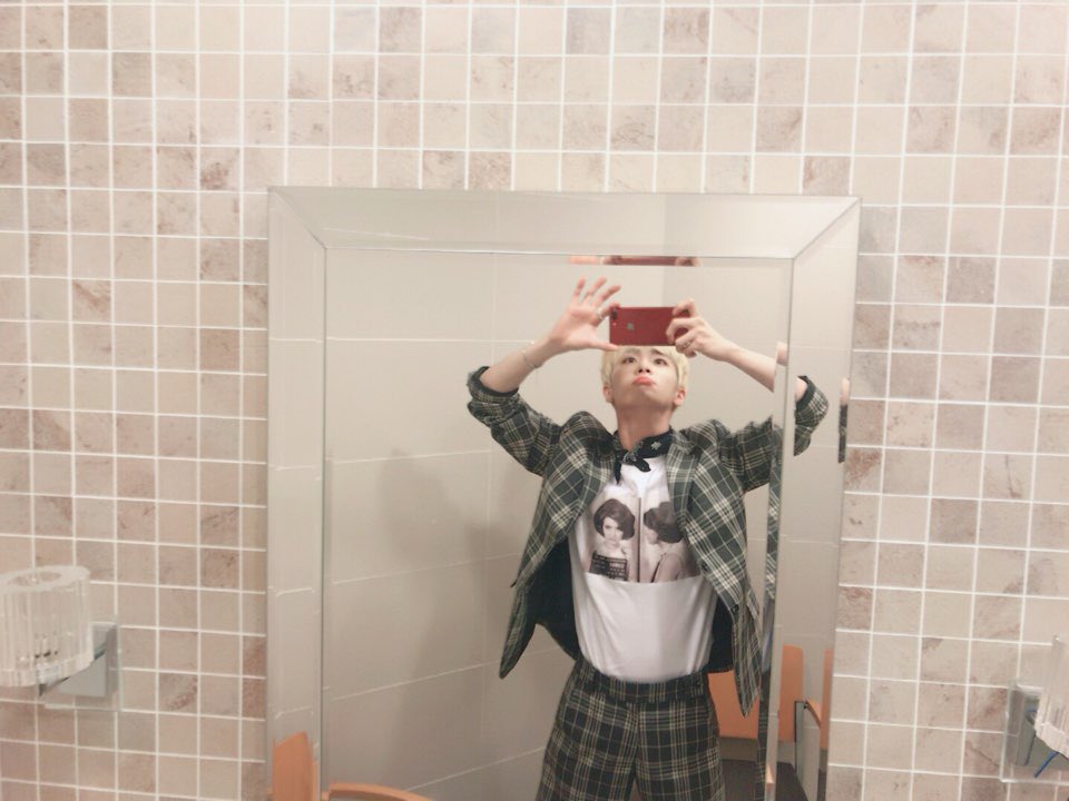 UP10TION's tweet photo. [#샤오] 거울이랑 놀기 https://t.co/eNC3YYuOeI