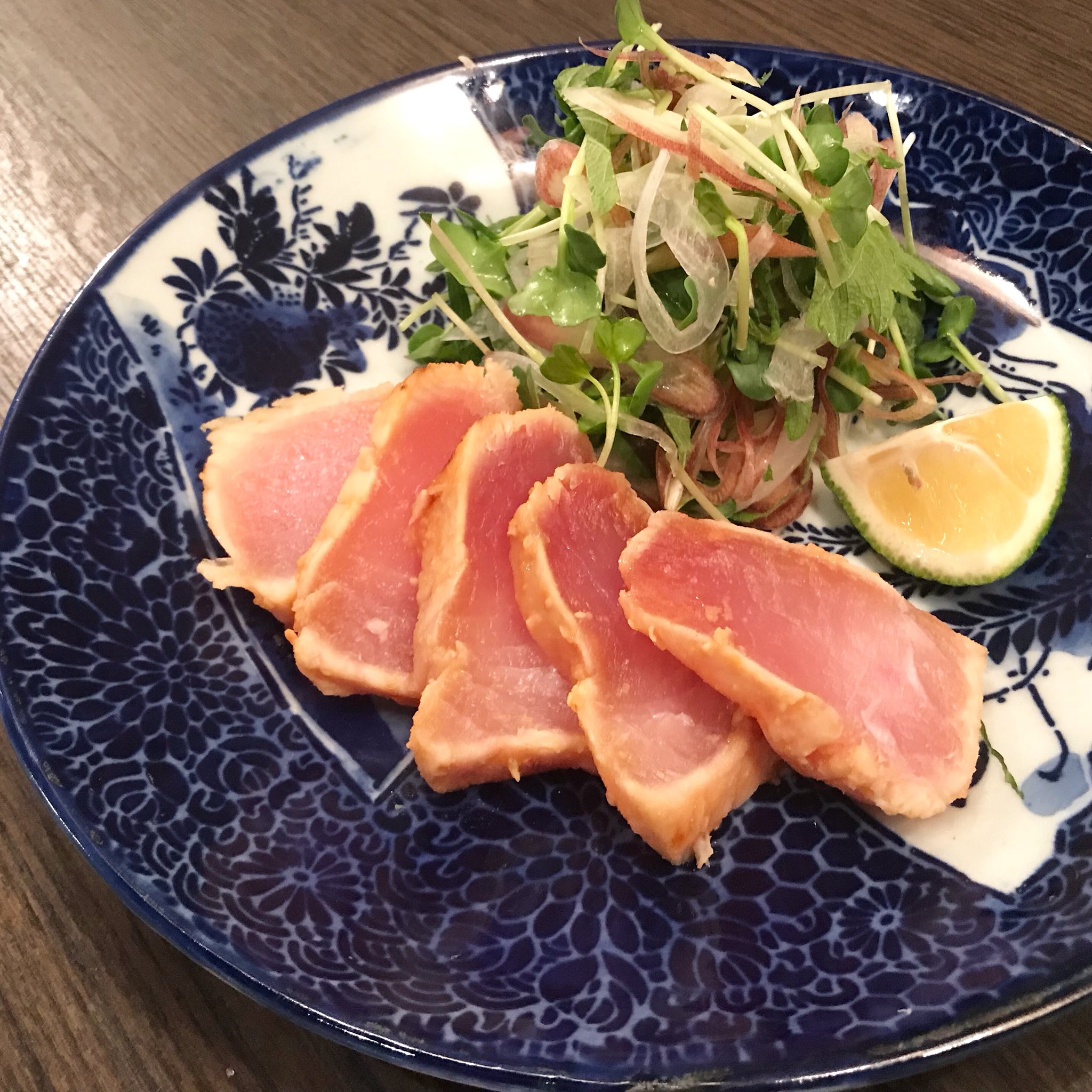 Kanva 今日のおつまみ びんちょうまぐろの味噌漬けたたき かぼす添え 新鮮なびんちょうまぐろのお刺身を軽い味噌漬けにして さっと炙りたたきにしました 旬のかぼすを絞ってお召し上がりください びんちょうまぐろの旨味とお味噌の旨味 かぼすの