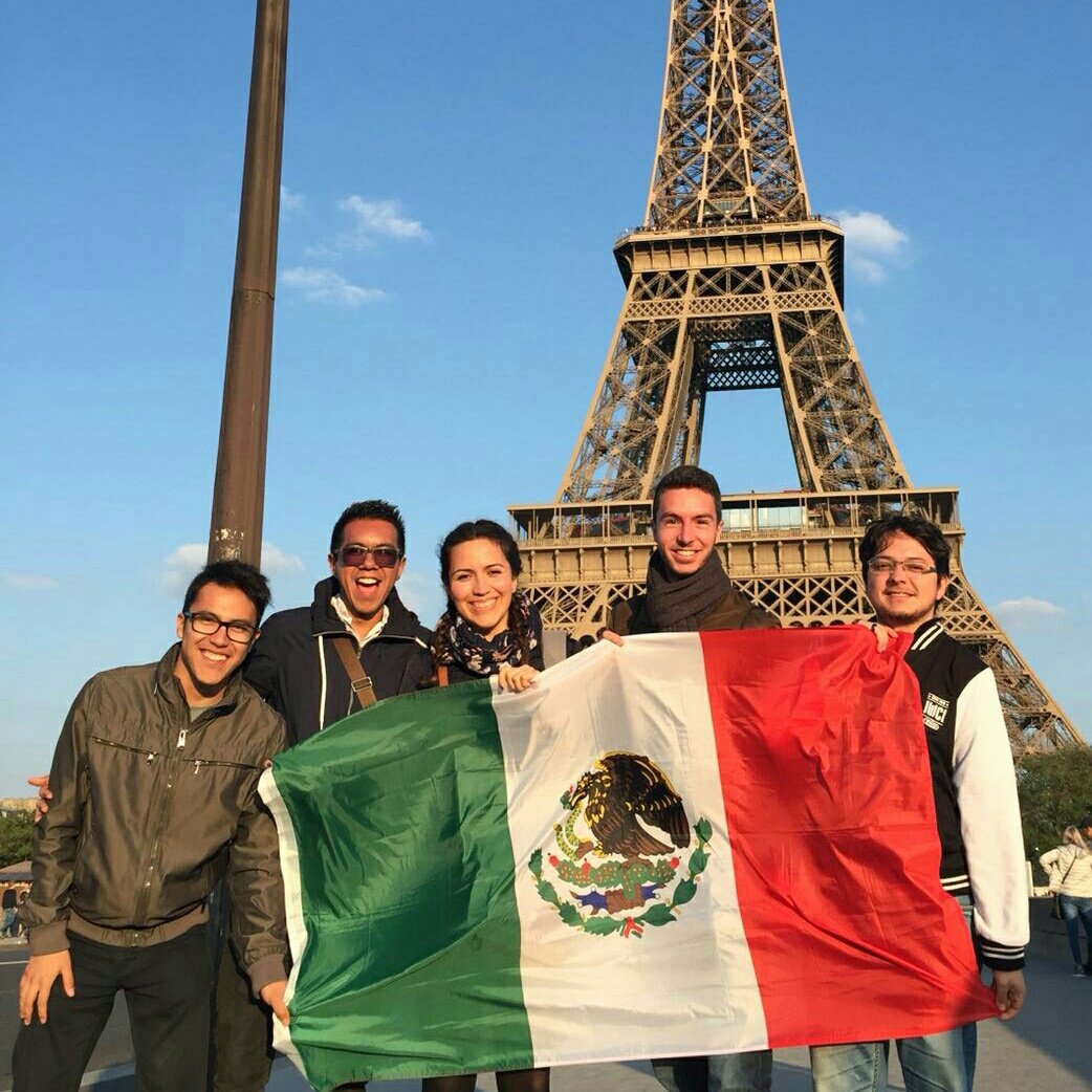 JulioCDraco's tweet photo. 5 mexas en #Paris #MexicanosEnLasEuropas #SúperLOL #lolazo #NewAdventures #MESC #Europhotonics #MathMods #LoveFrance https://t.co/Rqjff77qP3