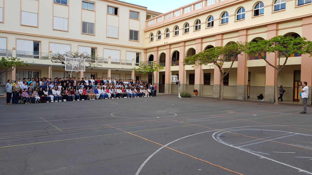 lasallesi's tweet photo. Alumnos de 4ºESO sacan su foto de grupo de fin de esta etapa #promo71 https://t.co/4qGacktUqS