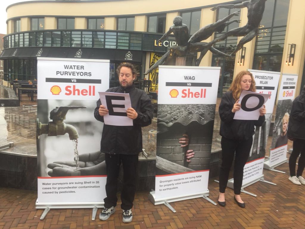 0jitske0's tweet image. Activists are reading court cases against @Shell - these are just an example of many #PeoplevsShell