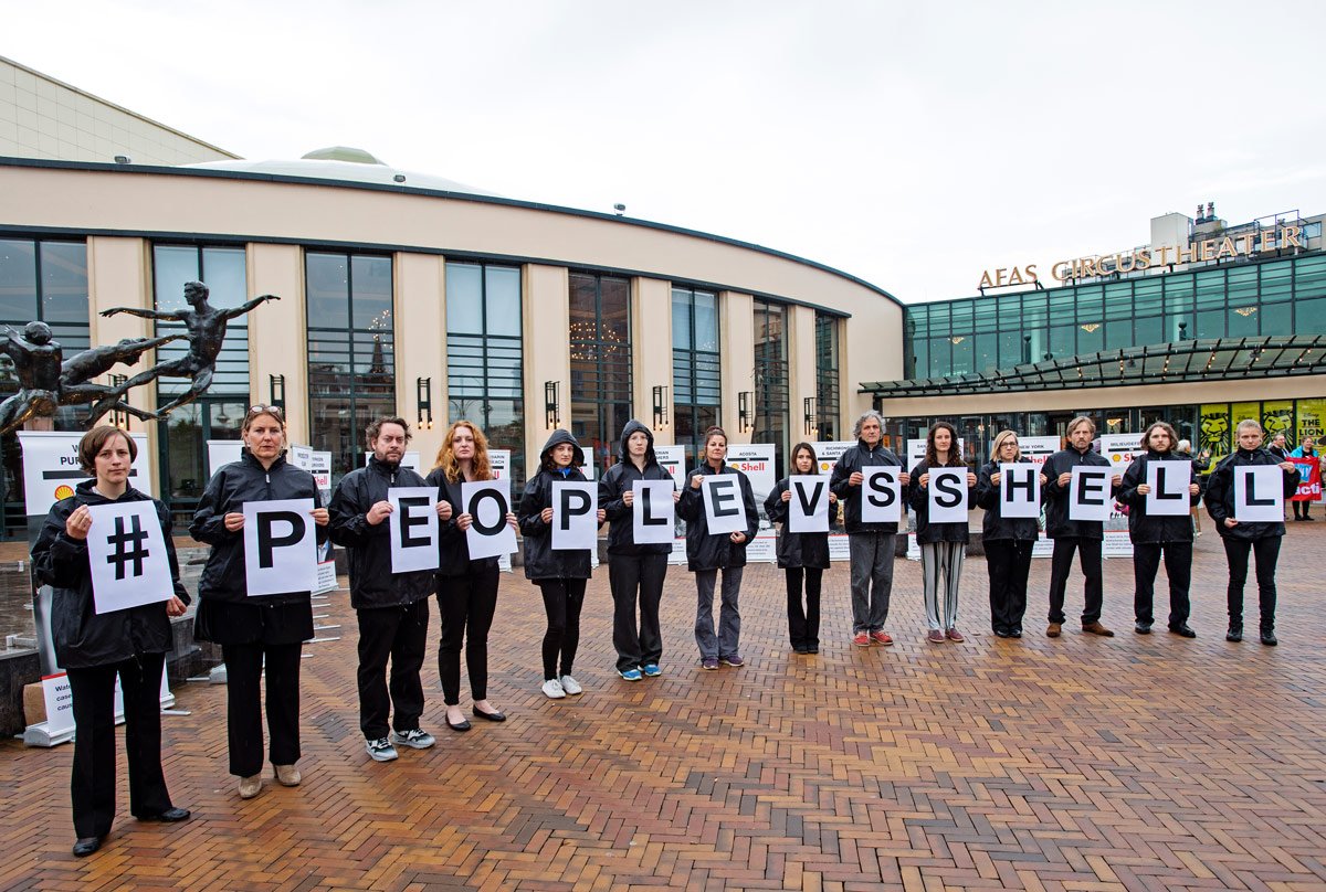 GreenpeaceNL's tweet image. Today we send a message to the shareholders of @shell. Investing in Shell is risky business - due to the many court cases against them. Support the activists and people involved and RETWEET! #peoplevsshell