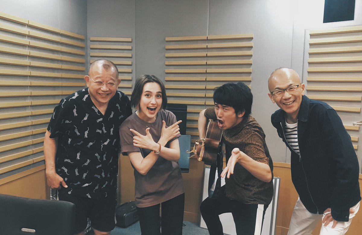 HONEBONE_OFFI's tweet photo. 【ラジオ出演情報🐶✨】

5/27(日)ニッポン放送
16:00〜17:30

『笑福亭鶴瓶の日曜日のそれ』にHONEBONEが出演させて頂きます😳
一生に残る素敵な収録でした。。🌹

あの鶴瓶さんにHONEBONEについて根掘り葉掘り聞いていただけました！生演奏まで…是非聴いてください😋✨

https://t.co/qAlnOpd7jL https://t.co/h4EHGUhAFe