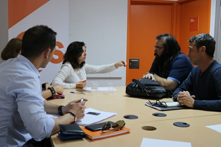 CsCiudadReal's tweet photo. 🍊@OrlenaCs tras la reunión mantenida con #Apacam “Nos encontramos ante un caso más de éxodo de talento de #CastillaLaMancha debido a la falta de oportunidades y a la inacción del Gobierno Regional"
📲https://t.co/oq1FF7pSkP https://t.co/65eILhQQ8i