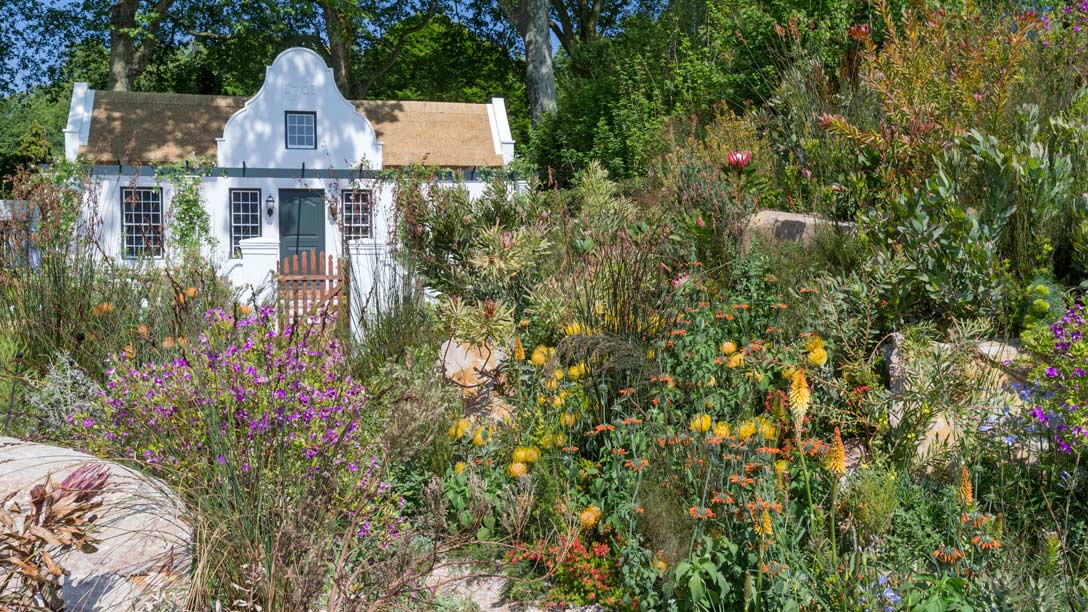Congratulations to Jonathan Snow on your #RHSChelsea silver-gilt award today in the #showgardens category for the amazing #Trailfinders Garden alongside <a href="/stewartlandcon/">Stewart Landscape</a>!  #chelseaflowershow