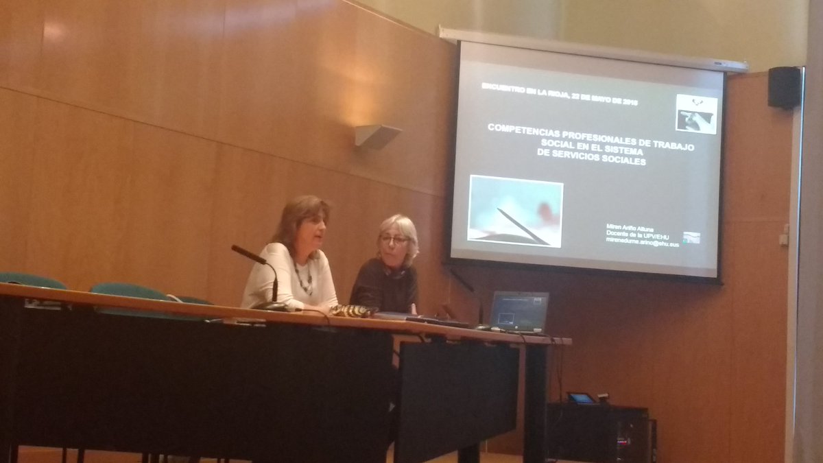 TSUnirioja's tweet photo. Seguimos la jornada en @unirioja con la conferencia "Competencias profesionales de #TrabajoSocial en el sistema de #ServiciosSociales " con Miren Ariño #SalaGrados #EdificioQuintiliano https://t.co/j12PX7upHI
