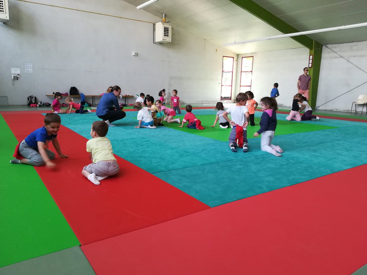 Aujourd'hui, "la maternelle entre en jeu" à Courlay un peu tard....mais entre en jeu quand même ! Nous faisons avec la disponibilité des équipements... <a href="/usepnationale/">USEP nationale</a>