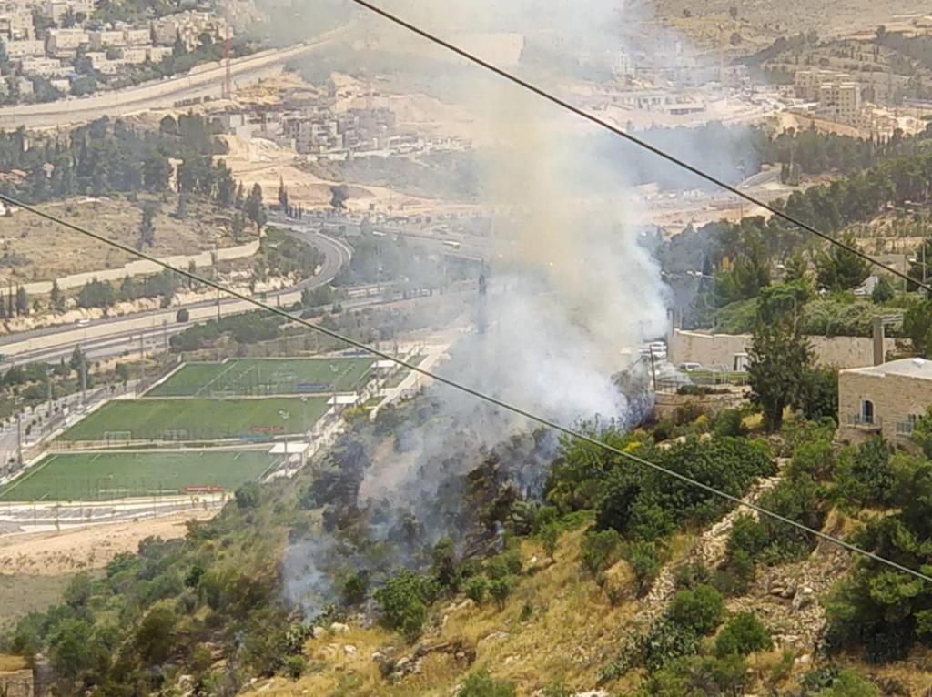 Large Brush Fire Burning in Lifta at Entrance to Jerusalem chutznik.com/2018/05/22/lar…
