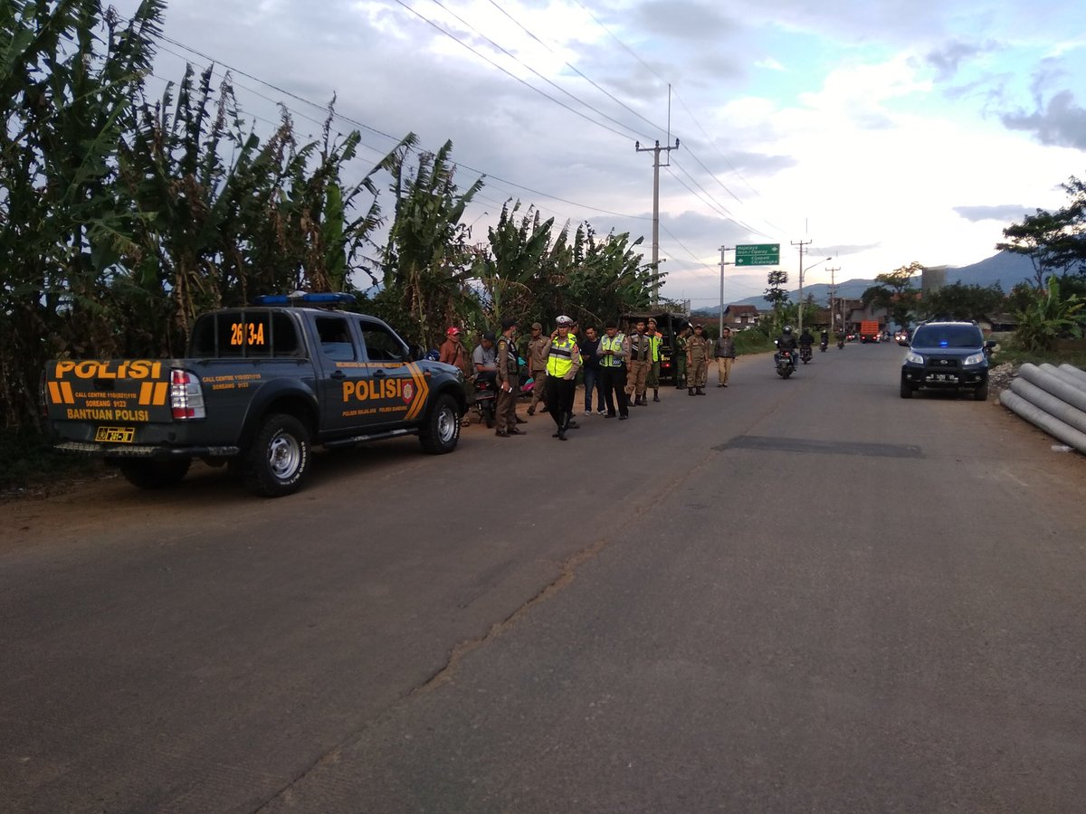 Bekerja sama dan berupaya demi tercipta keamanan lingkungan dari balapan liar di jalan baru majalaya 
Sat pol.pp kabbandung
Di majalaya