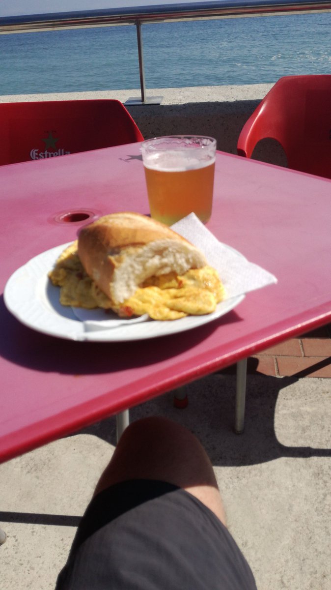 maacostalopez's tweet photo. Placeres de la vida frente al Cantábrico https://t.co/FfQN6G0T5J