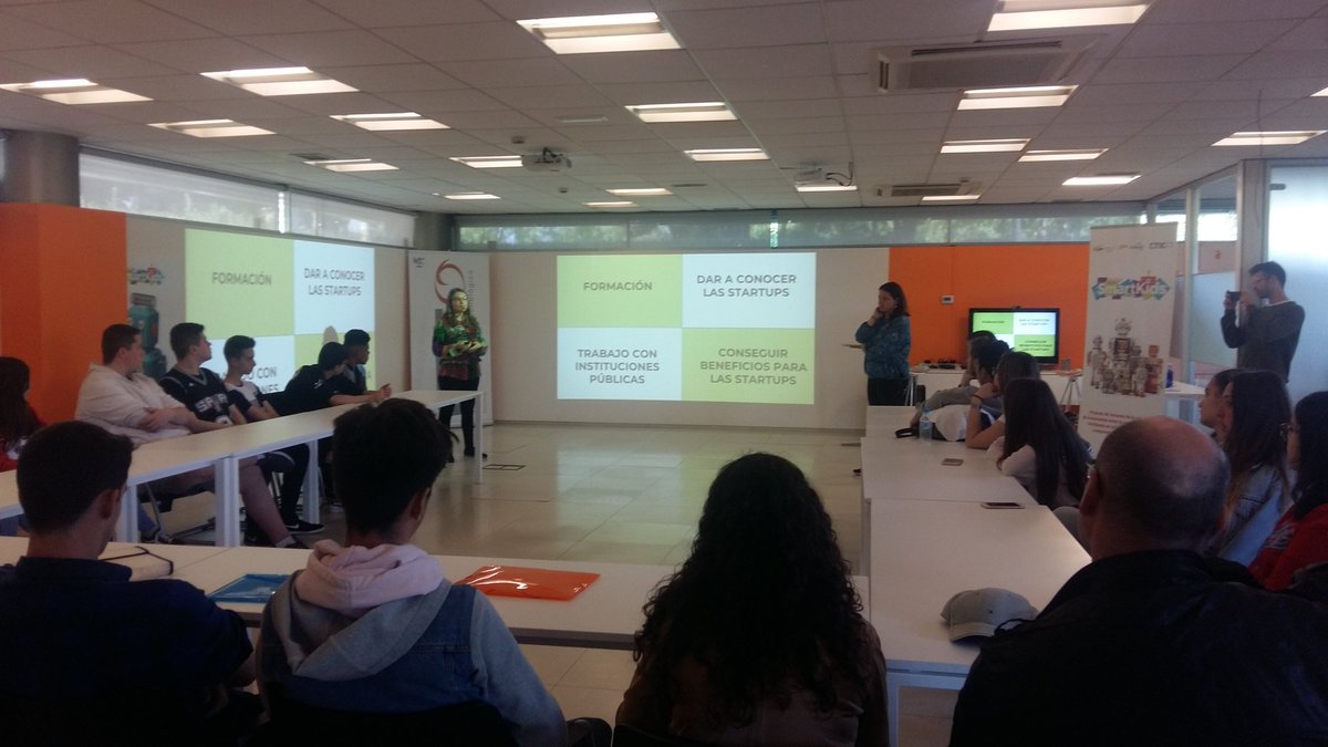 CTICSmartKids's tweet photo. En la #VisitaalaMilladelConocimiento de esta mañana contamos con la participación de Aurora, presidenta de @asturvalley y María, CEO de @AikaVentures. Están hablando sobre #startups con el alumnado de 1°BACH del @IESMataJove. https://t.co/KrsJ879sc3