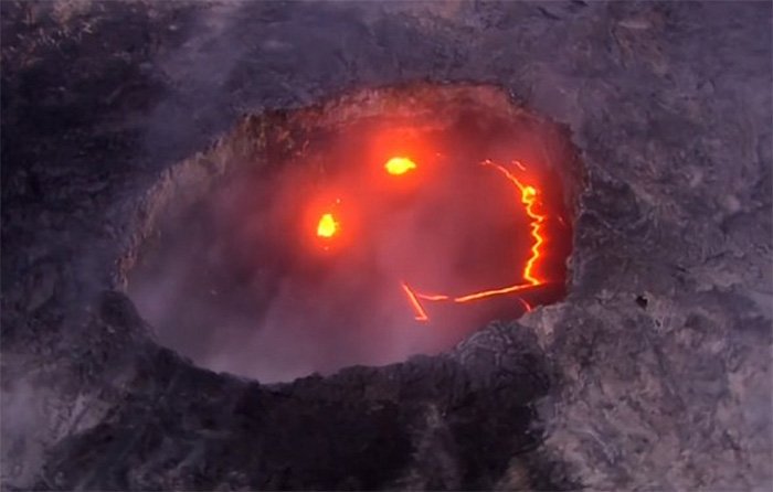 TzadhiquaKumu's tweet photo. #Aloha Hi @AKIdiamonds #volcanoeruption #Volcano #Goddess #Pele #Selfie Our #Islands in MIDDLE of the #Sea 
Please #FOLLOWME @TzadhiquaKumu #AhuiHo https://t.co/G2XepVnglk