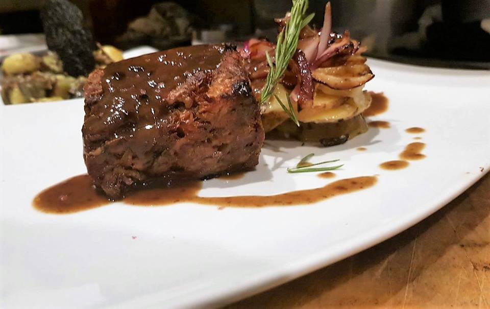 grupo374's tweet photo. Si quieres disfrutar de delicias como éstas en enclaves únicos del pleno centro de #Valencia, visita las páginas de nuestros #Restaurantes y haz tu reserva. ¡Así de fácil!  😍😋 #Grupo374 #yummy #foodie @elochoymedio @colmadorivera_ @MONVALENCIA_ #ElCaféDelMar https://t.co/J6NzXNxzMQ