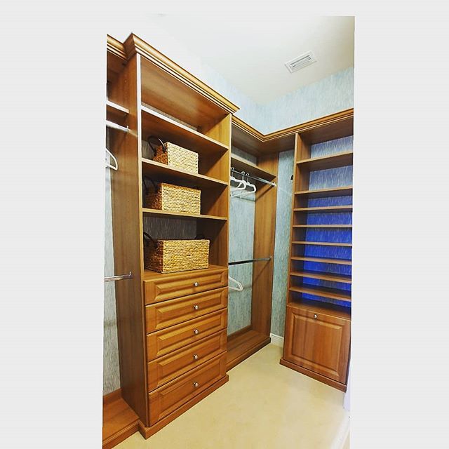 MinisinkDebbie's tweet image. Love a good walk-in!

#closetstorage #closets #organized #shelving #walkincloset #realtorlife🔑🏠 #luxuryhomes #luxuryrealestate ift.tt/2rZHBbp