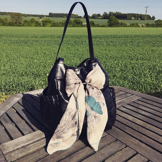 LieDown_Handbag's tweet image. #liedownithinkiloveyou #fallinloveagain😍 #bestbagever❤️ #vintagescarf #madeinuk #blackbag 🍄❤️🕶👌🌈🌳🌲🎄🍀🌱🎋🍃🐾 ift.tt/2Ljwgec