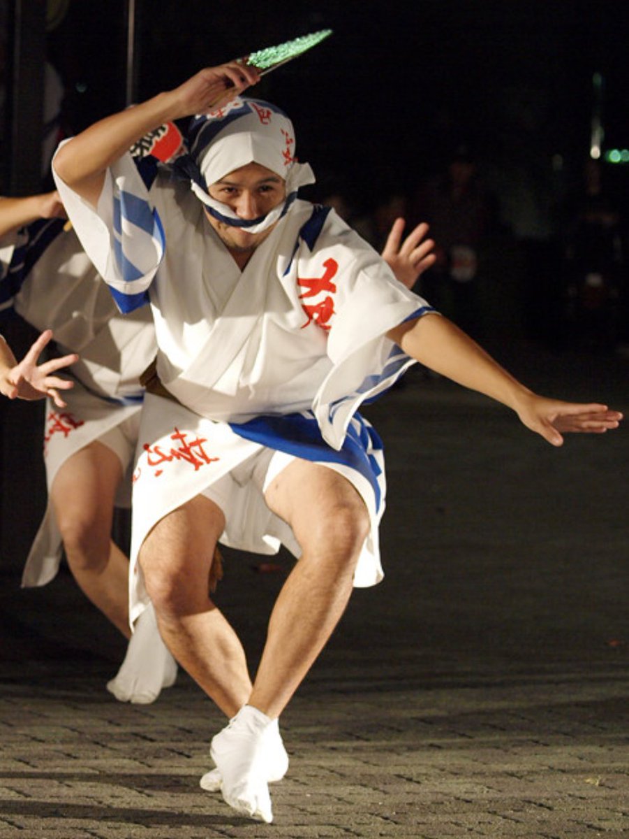 Kj בטוויטר 阿波踊りは 男おどり がまた凄い グッと腰を落として ガニ股の変な動きと ウチワを振り回す手の動きが独特です 手拭いを鼻の下に結んで 人を食った様な踊り だが気持ち良さそうに踊ってる 女が踊る 男おどり もまた面白い 日本の盆踊りを代表する Kj בטוויטר 阿波踊りは 男おどり がまた凄い グッと腰を落として ガニ股の変な動きと ウチワを振り回す手の動きが独特です 手拭いを鼻の下に結んで 人を食った様な踊り だが気持ち良さそうに踊ってる 女が踊る 男おどり もまた面白い 日本の盆踊りを代表する