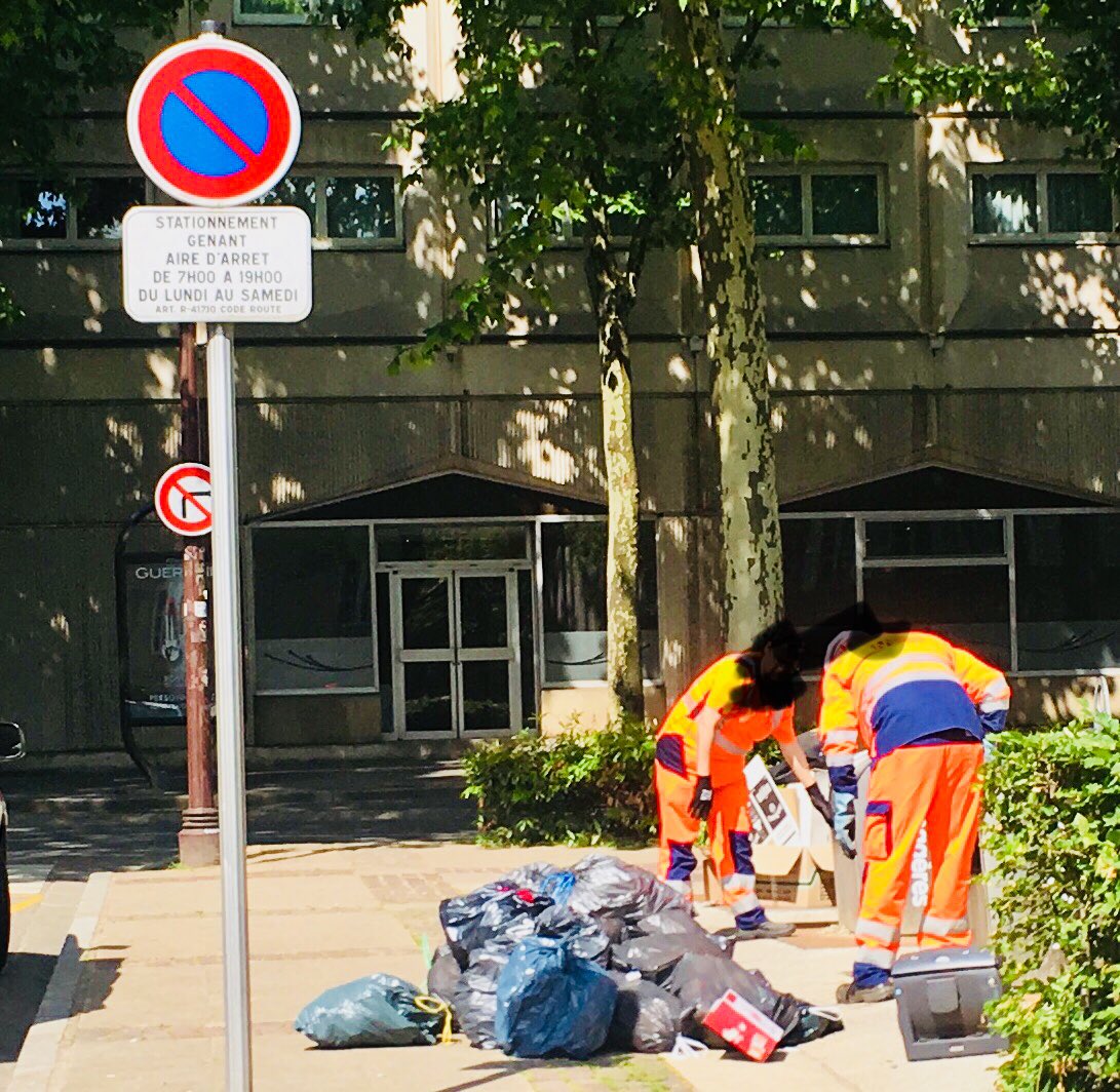 fgrolet's tweet image. Les Points d’Apport Volontaire, enterrés ou pas, deviennent des décharges sauvages 24h/24. Des agents @MairiedeMetz sont en train de nettoyer. QUEL PROGRÈS depuis la fin de collecte nocturne des sacs poubelle ds les rues de Metz, M. Gros ?! #idéologue #laxiste #paswunderbar