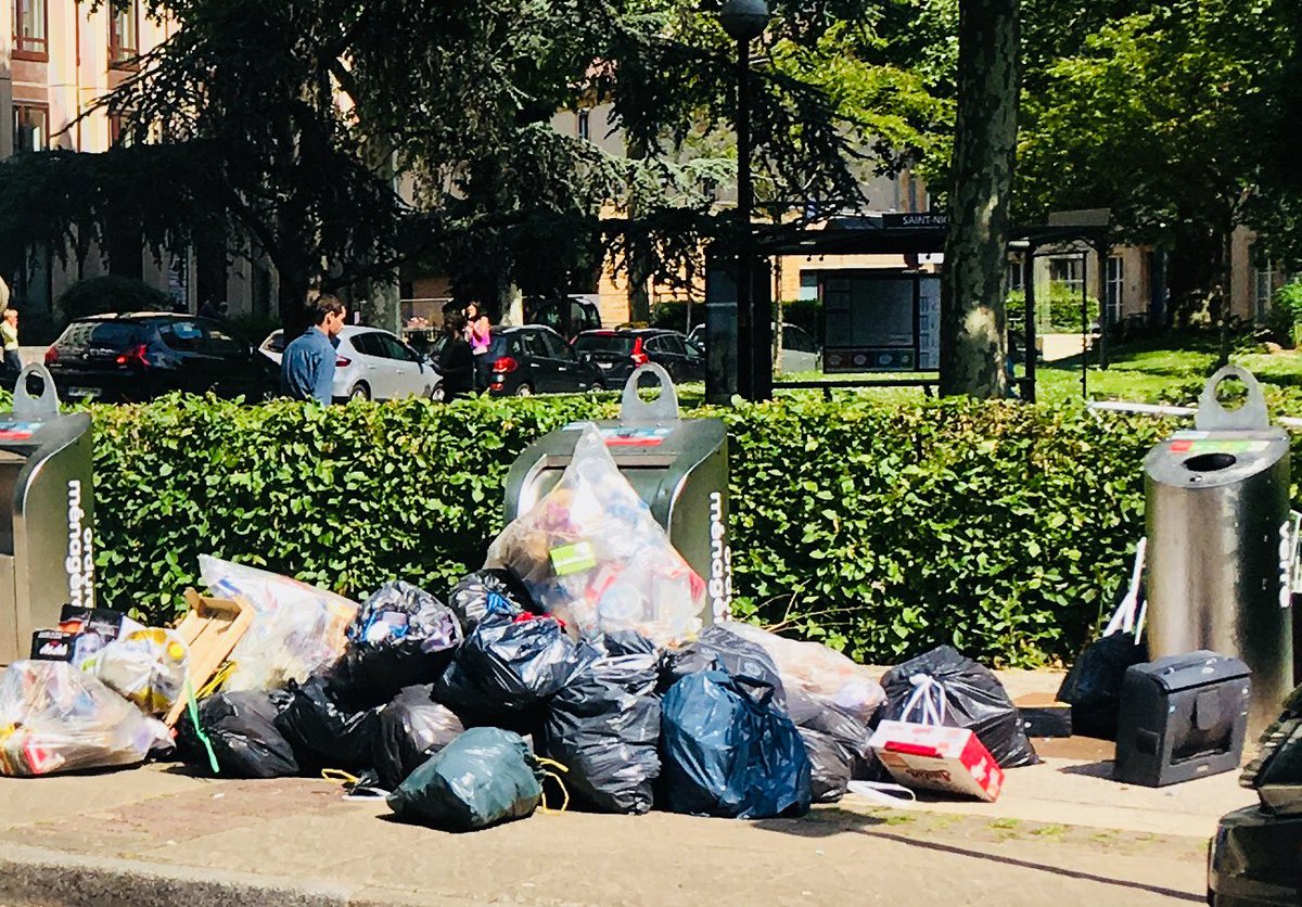 fgrolet's tweet image. Les Points d’Apport Volontaire, enterrés ou pas, deviennent des décharges sauvages 24h/24. Des agents @MairiedeMetz sont en train de nettoyer. QUEL PROGRÈS depuis la fin de collecte nocturne des sacs poubelle ds les rues de Metz, M. Gros ?! #idéologue #laxiste #paswunderbar