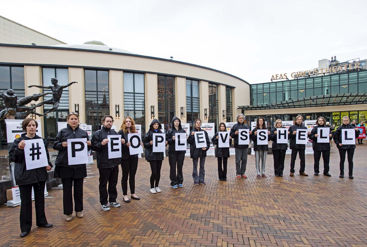 FoEint's tweet image. #PeoplevsShell outside @Shell shareholder meeting - On behalf of affected
communities and future generations, we are demanding Shell: Stop fuelling
climate change - Join climate court case to #StopShell
bit.ly/climate_litiga…