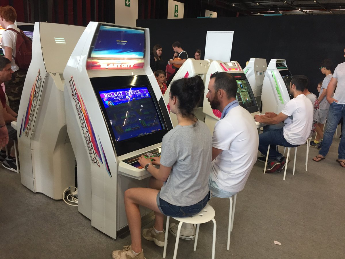 Ce week-end à <a href="/Foirebordeaux/">Foire de Bordeaux</a> se déroulait l’expo « Retro-gaming », présentée par l’asso MO5 et <a href="/capsciences/">Cap Sciences</a> qui nous proposaient de redécouvrir les consoles et jeux qui ont marqués l’histoire du jeu vidéo. 🎮
4 salons étaient dédiés aux jeux des 4 décennies ! 
 #numérique