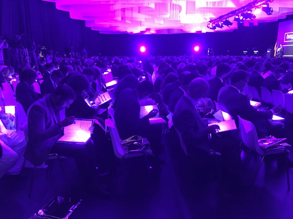 Cotec_Innova's tweet image. Comienza la presentación del #InformeCotec. Entre los elementos innovadores de esta edición destaca el uso de tinta invisible e impresión algorítmica, desarrollado por nuestro patrono @HPEspana y diseñado por el estudio valenciano @PalauGea