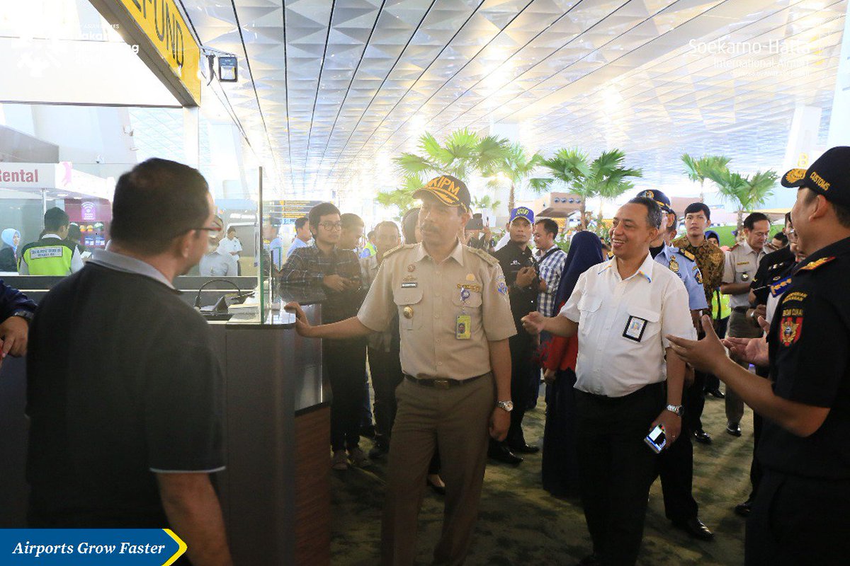 soettaairport's tweet photo. Komunitas Bandara Internasional Soekarno-Hatta melakukan persiapan yang berkaitan dengan angkutan mudik lebaran 1439 H sebagai upaya untuk terus meningkatkan pelayanan kepada para pengguna jasa agar dapat terlayani secara maksimal.
#CGKupdate
#CGKnews https://t.co/O7VGM5vDzh