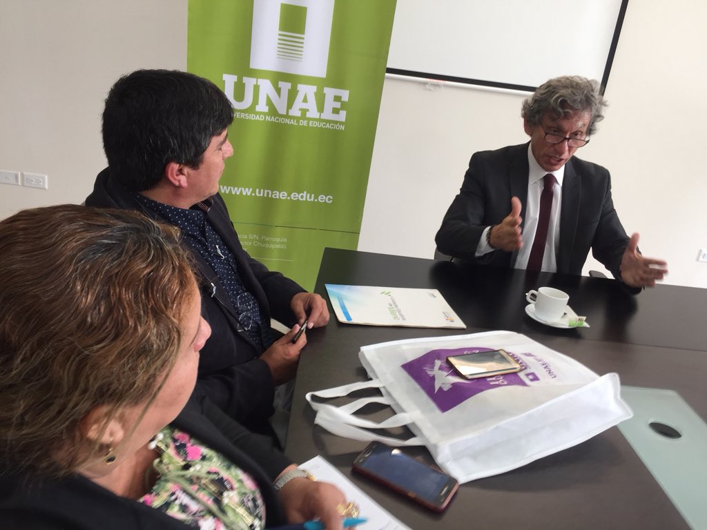 Freddy_AlvarezG's tweet photo. Nuestra visión es muy latinoamericana, es nuestro continente. La educación es un bien público y derecho humano. Vamos a firmar un convenio con la @RedMaestrxsEC para fortalecer capacidades. https://t.co/oT7PYZEkl6