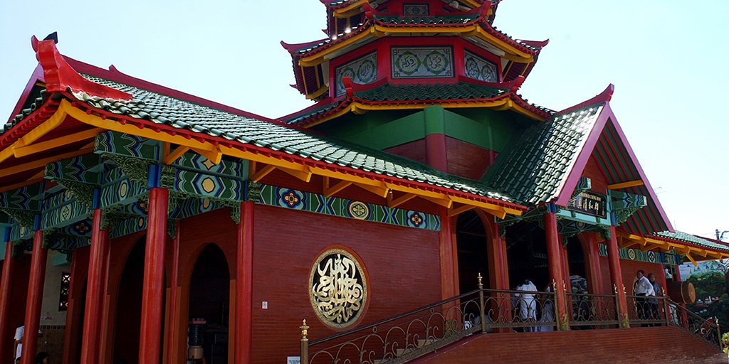 wonderfulid's tweet photo. Ranging from West Java to South Sulawesi, take a look at these 10 unique mosques in Indonesia! https://t.co/emhhxyUIag #WonderfulIndonesia https://t.co/wqPJC8M7W5