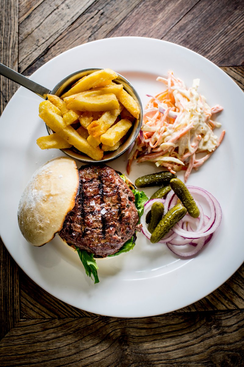 Bank Holiday Monday #BBQ at the Crown &amp; Garter!! 👨‍🍳🍔🍻

Come along from 12 - 4pm this Monday 28th May for a delicious choice of burgers, sausages, veg option, chips &amp; more, freshly cooked to order! 

It's going to be sunny, yes?! 😀☀️😎👌

#NationalBBQWeek #inkpen #BBQWeek
