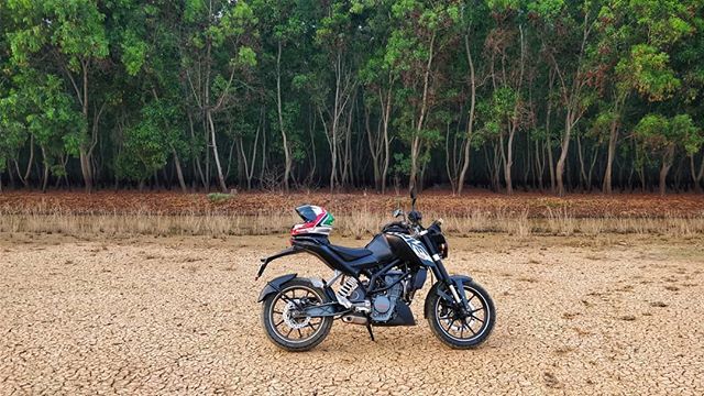 anny_arun's tweet photo. My companion turned 3 last month and still feels like new even after 68,500+ kms. Like most of my pics, its only perfect when the duke is in the frame ❤️ #3yearold #itsabike #goproman #ktmduke200 https://t.co/9hy8bzUPrh https://t.co/rWC0gsEkeR