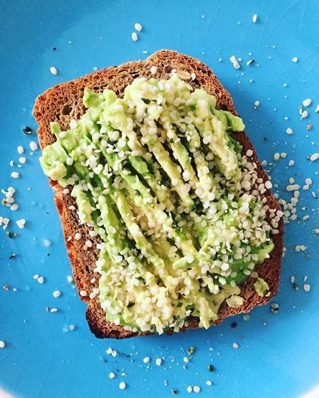 hippiebutter's tweet photo. This is my favorite easy combo 👉🏼 #rye #sourdoughbread #avocado #hempseeds #herbamare #juice via @jaimeslavin https://t.co/PdeIeW2oPD https://t.co/vsL28gZdon