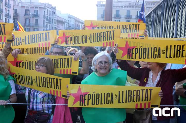 ALLREDToDoRoJo's tweet image. Several #thousands #marched today to #protest #against extension of #directrule in #Catalonia.
