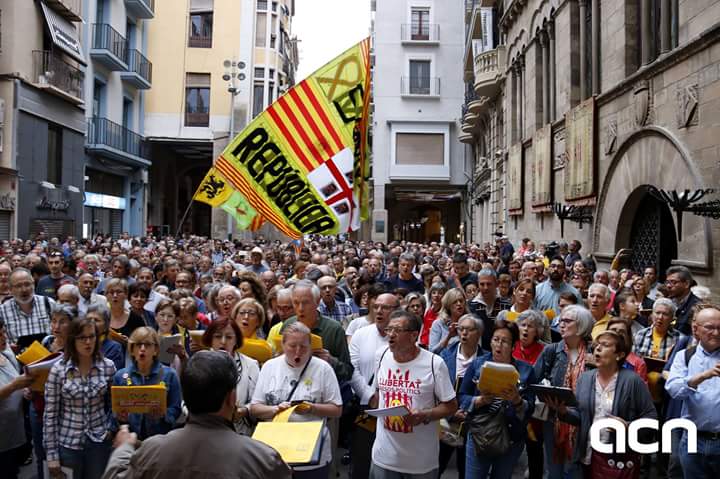 ALLREDToDoRoJo's tweet image. Several #thousands #marched today to #protest #against extension of #directrule in #Catalonia.