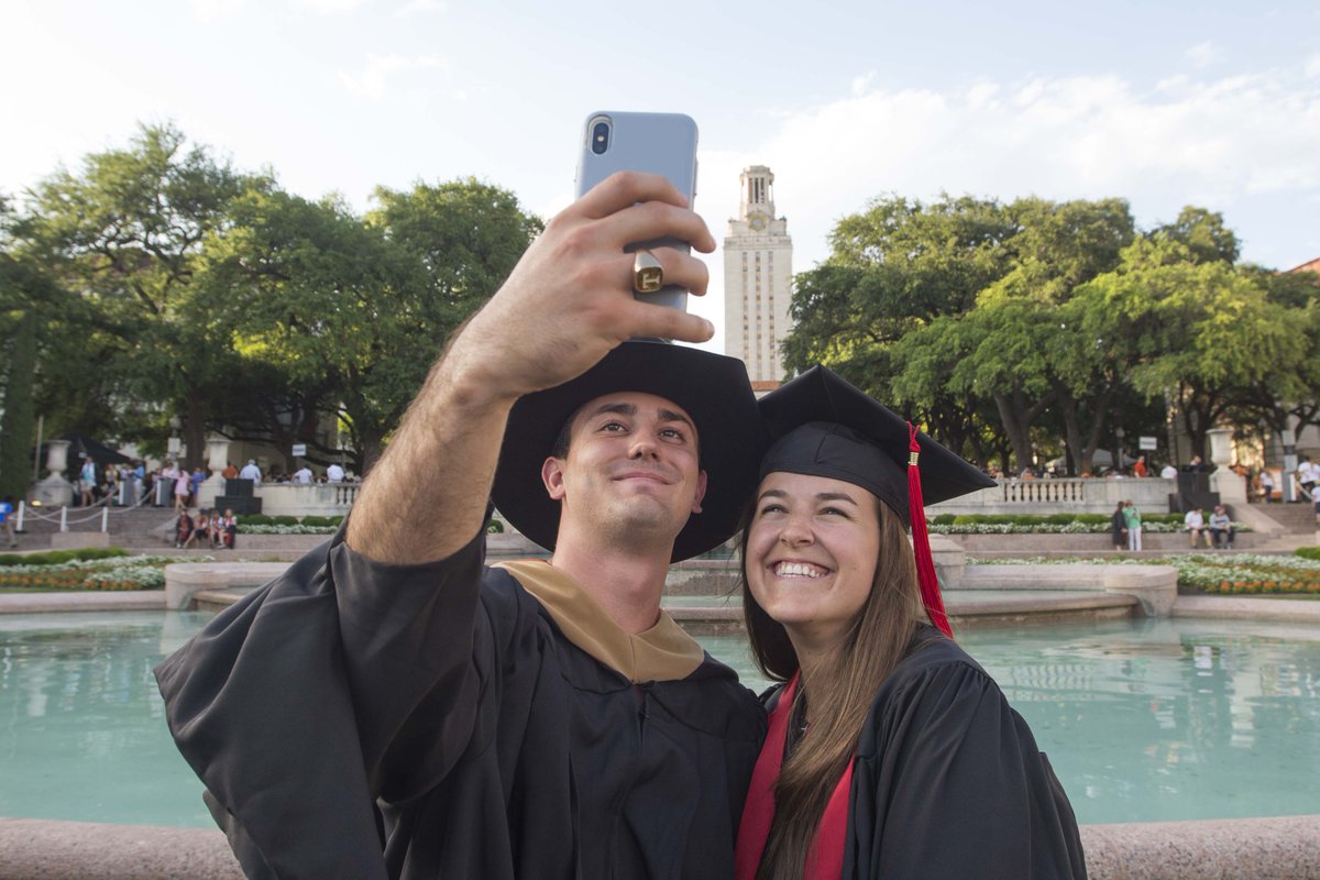 UTAustin's tweet image. Look back at some of our favorite moments from #UTgrad18: utex.as/2kdA4l0 📸🎓🤘 #WhatStartsHere