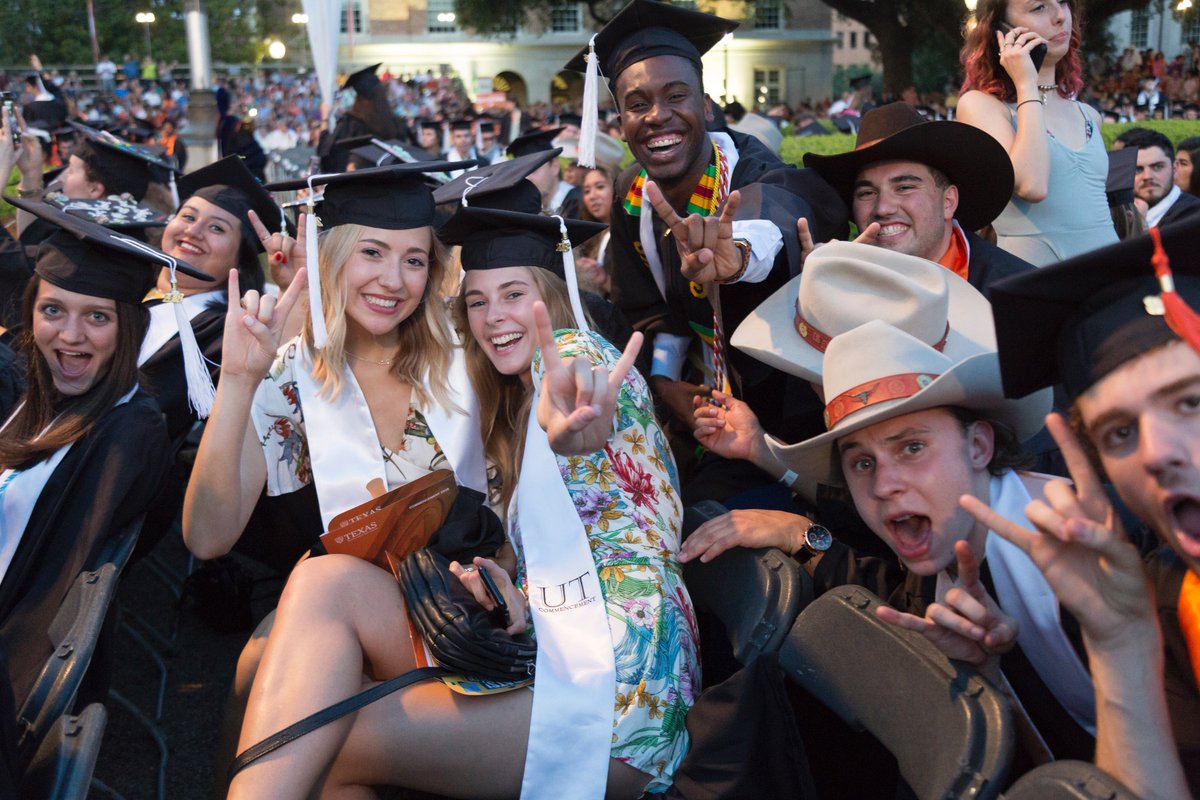 UTAustin's tweet image. Look back at some of our favorite moments from #UTgrad18: utex.as/2kdA4l0 📸🎓🤘 #WhatStartsHere