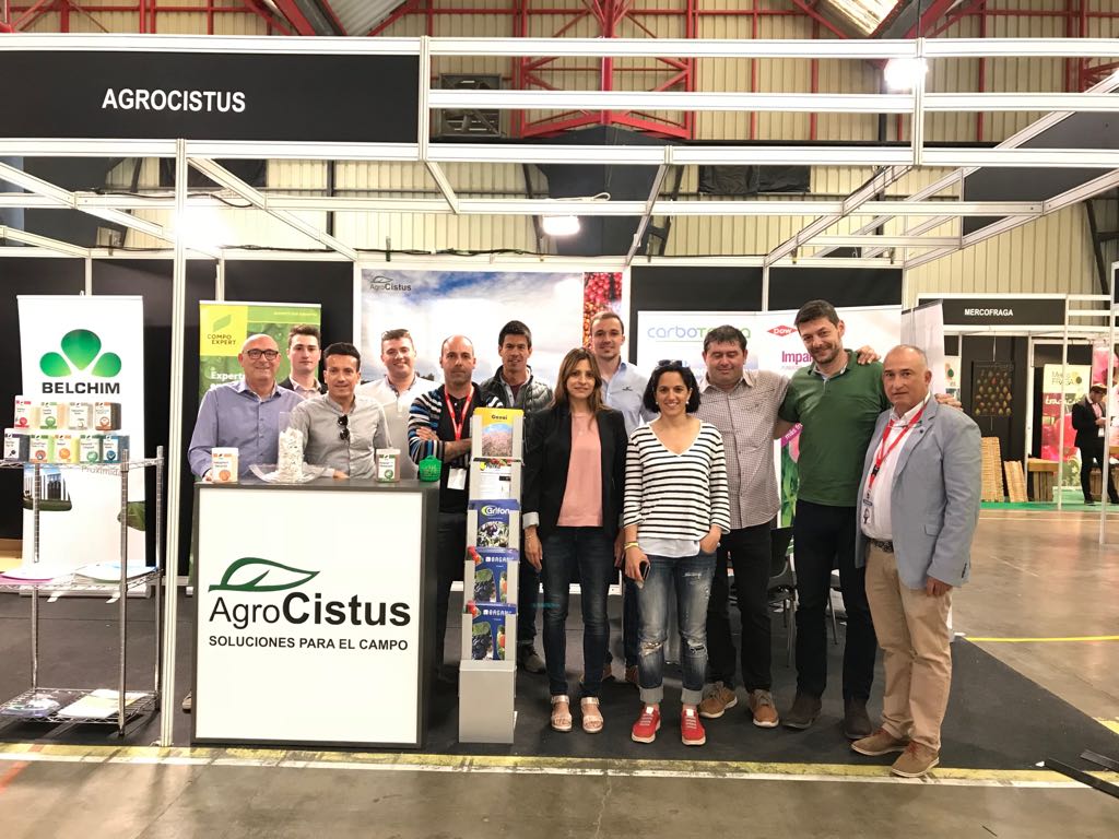 COMPOEXPERT_es's tweet photo. 📷 Hoy os dejamos esta foto de nuestra participación en la 30ª edición de #Mercoequip, la Feria del Equipamiento Agrícola, Industrial y Comercial de #Fraga, junto a nuestro distribuidor #Agrocistus 👥 https://t.co/ZASgUAqV8n https://t.co/L8NVaFGVA6