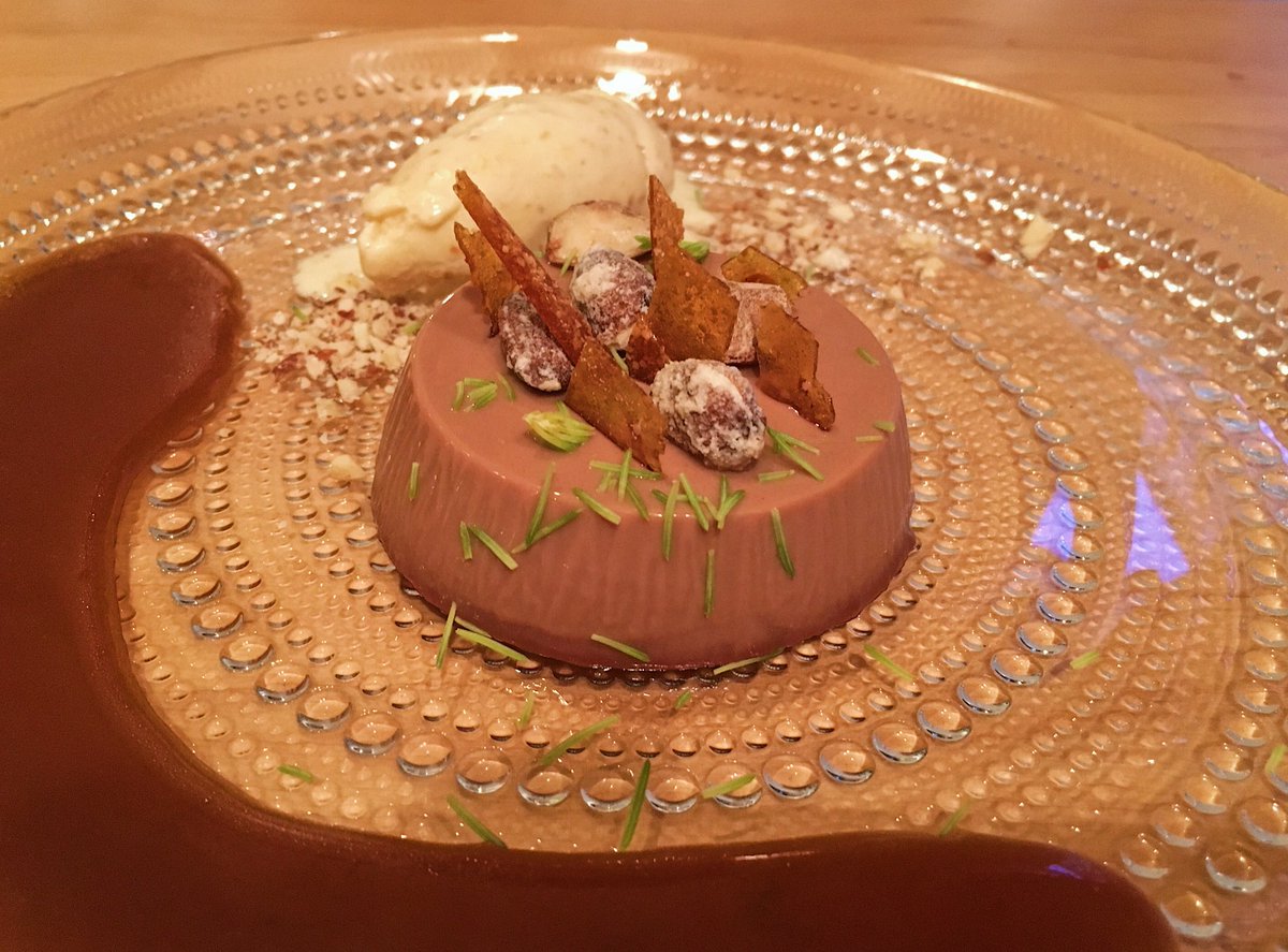 FoodWithLegs's tweet photo. Pretty lavish dinner in #Helsinki. Reindeer and traditional salmon soup on the menu followed by chocolate panna cotta 🇫🇮🤤🇫🇮🤤🇫🇮 https://t.co/62y6gJqPaX