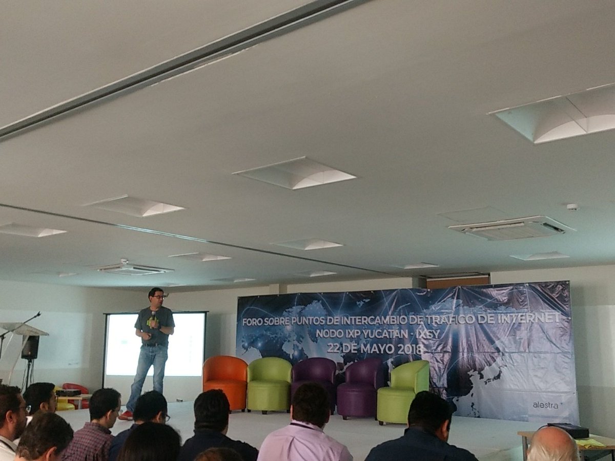 blackserr's tweet image. Arturo Servin impartiendo plática sobre Introducción a IXPs, Peerings #IXSY #Yucatán #ForoIXP