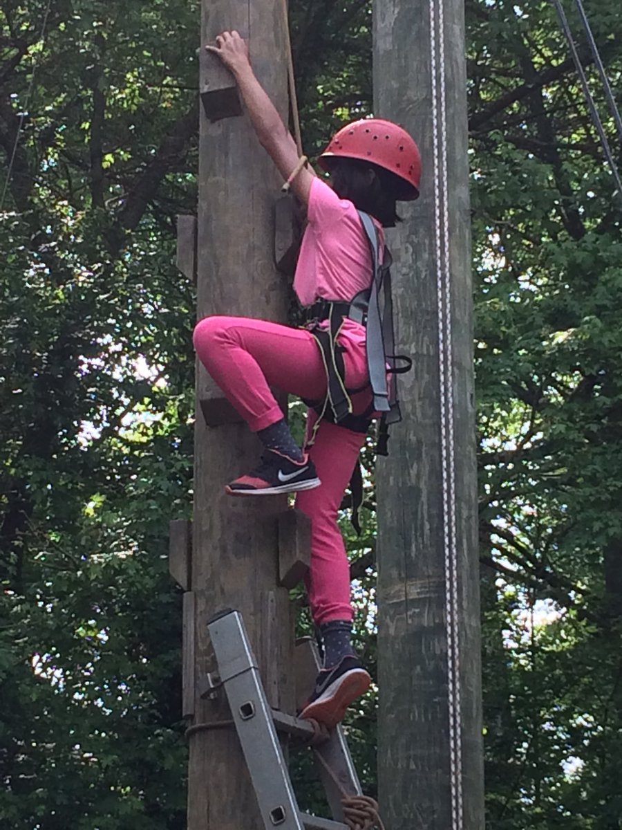 SuttonHighSport's tweet image. Year 5 Bowles trip Group D - all survived the leap of faith and now facing the demands of bouldering! #SHSYear5Bowles #SHSOutdoorEd #nochallenge toosmall