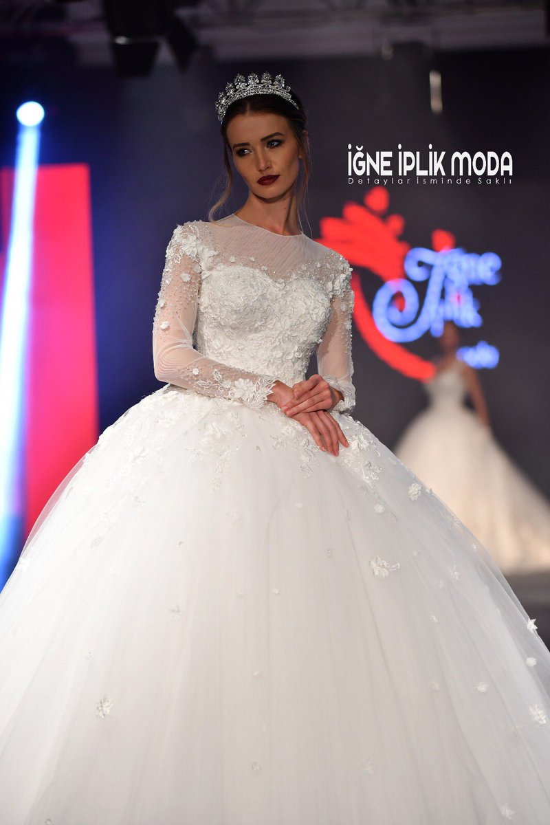 Harikalar yaratan İğne İplik Moda sizleri hayallerinize kavuşturmaya devam ediyor. Sezon modellerimiz ve kişiye özel dikim modellerimiz ile sizlere İstanbul ve İzmir’de hizmet vermekten büyük bir sevinç duyuyoruz. Randevunuzu igneiplikmoda.com adresimizden alabilirsiniz.