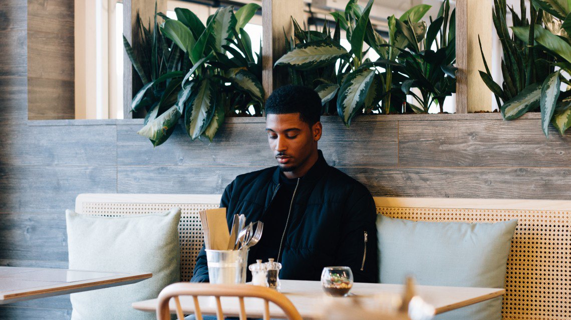 Régimes alimentaires contraignants, nomadisation du travail, banalisation du multitasking... Devient-il de plus en plus difficile de partager le déjeuner de travail en bonne compagnie ? bit.ly/Prendrons-nous… | #Alimentation #SocialDining #Food